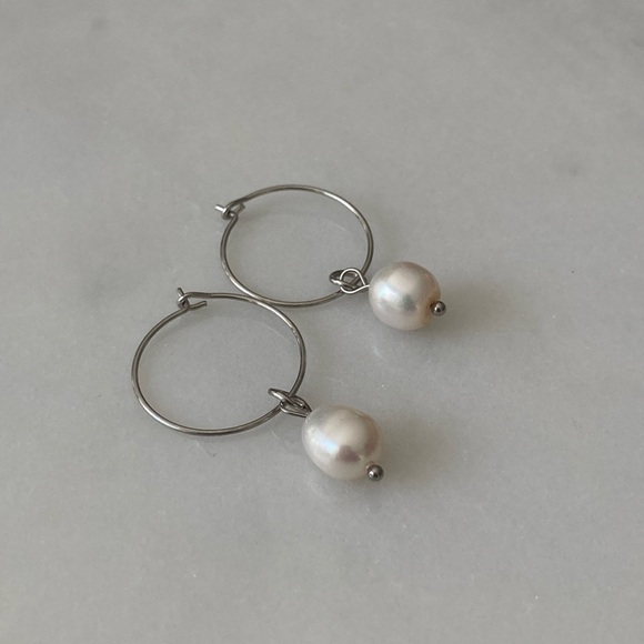 Handmade pearl hoop earrings - Picture 5 of 5